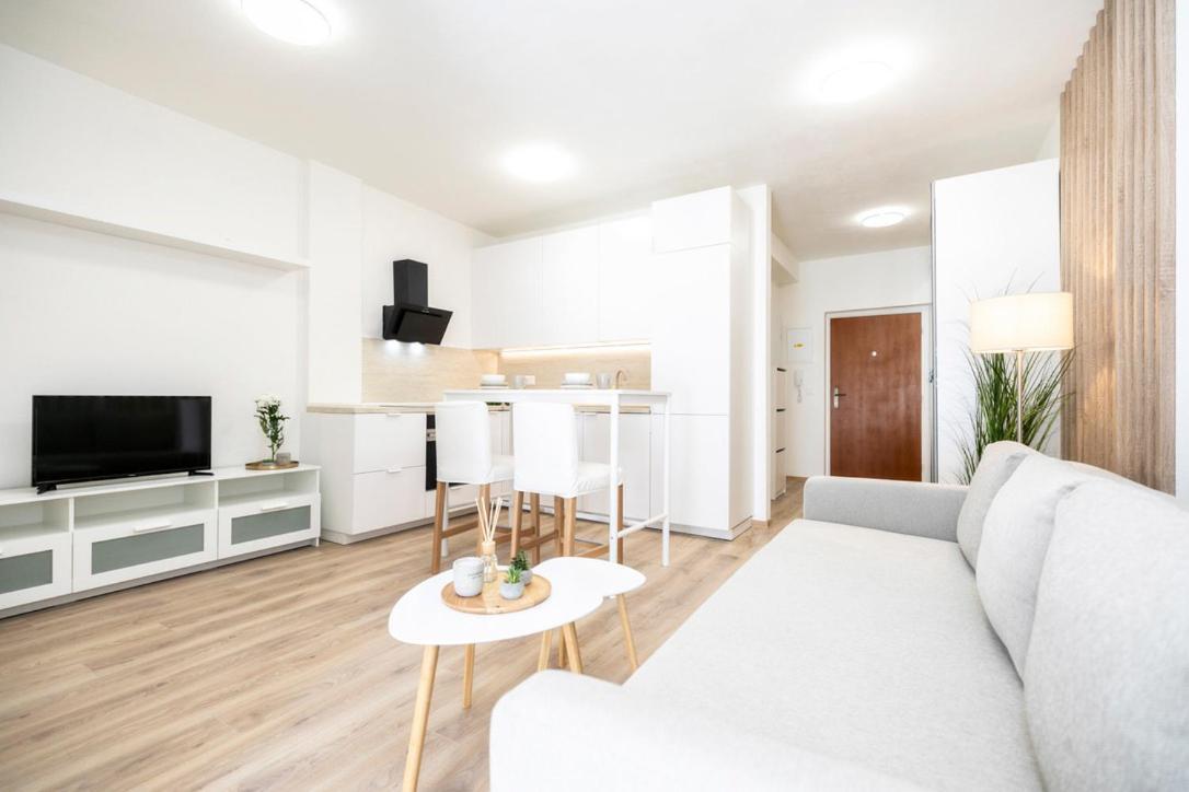 Alure Residences 2 & 24H Self Check-In, Parking In The Garage In The Apartment Building Included, New Building, Terrace, Green Location With A Forest Park With A Lake, Children'S Playground Banska Bystrica Bagian luar foto