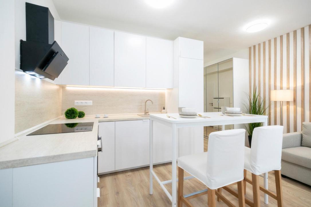 Alure Residences 2 & 24H Self Check-In, Parking In The Garage In The Apartment Building Included, New Building, Terrace, Green Location With A Forest Park With A Lake, Children'S Playground Banska Bystrica Bagian luar foto