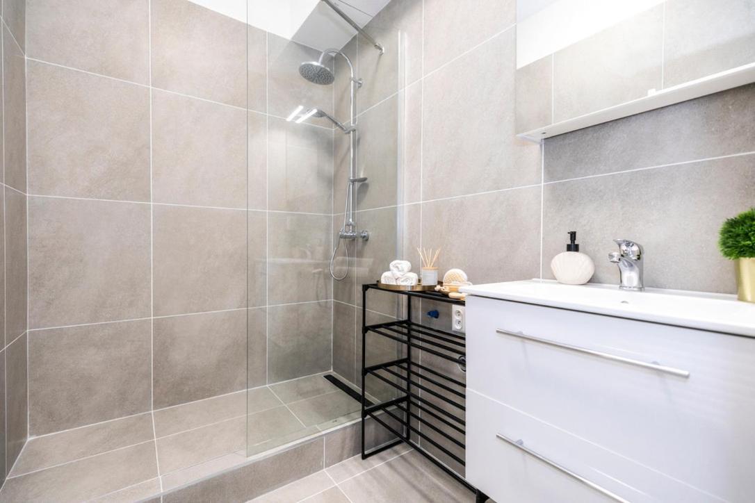 Alure Residences 2 & 24H Self Check-In, Parking In The Garage In The Apartment Building Included, New Building, Terrace, Green Location With A Forest Park With A Lake, Children'S Playground Banska Bystrica Bagian luar foto