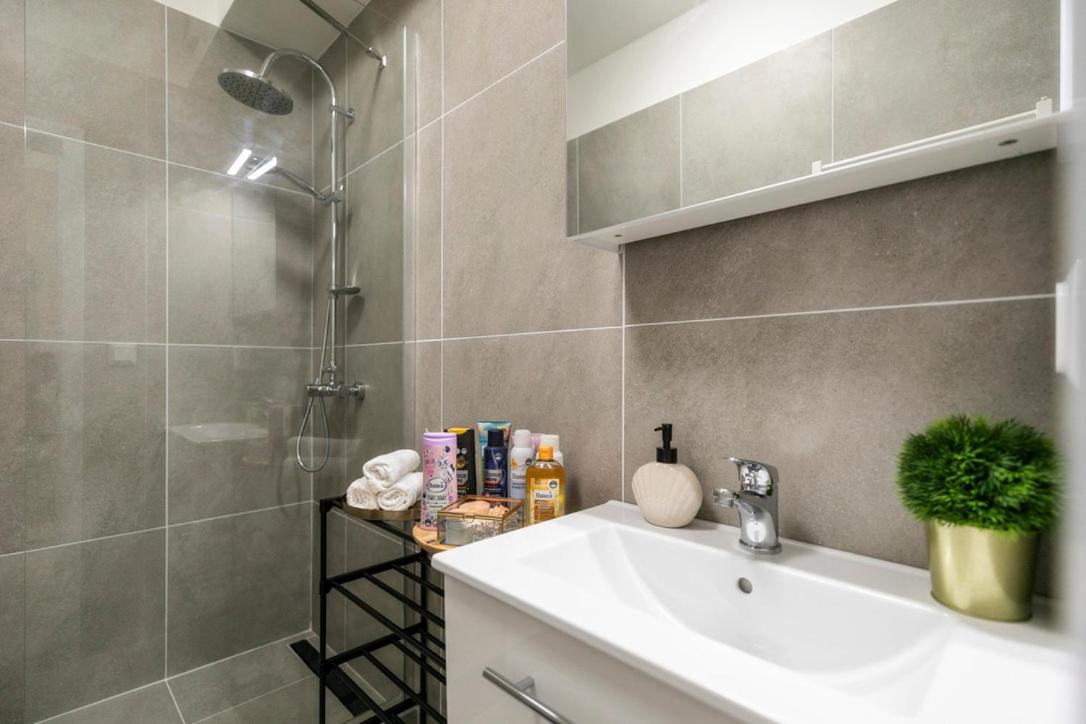Alure Residences 2 & 24H Self Check-In, Parking In The Garage In The Apartment Building Included, New Building, Terrace, Green Location With A Forest Park With A Lake, Children'S Playground Banska Bystrica Bagian luar foto