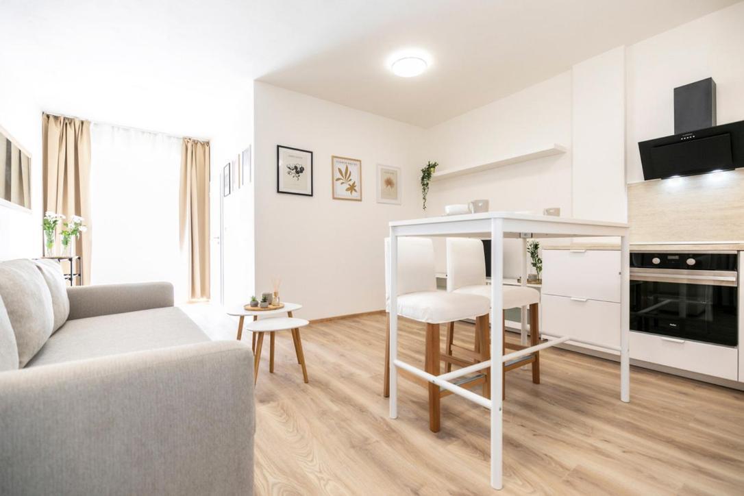 Alure Residences 2 & 24H Self Check-In, Parking In The Garage In The Apartment Building Included, New Building, Terrace, Green Location With A Forest Park With A Lake, Children'S Playground Banska Bystrica Bagian luar foto