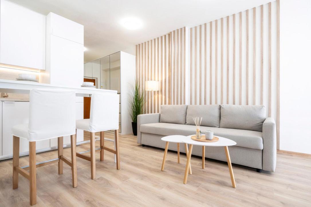 Alure Residences 2 & 24H Self Check-In, Parking In The Garage In The Apartment Building Included, New Building, Terrace, Green Location With A Forest Park With A Lake, Children'S Playground Banska Bystrica Bagian luar foto