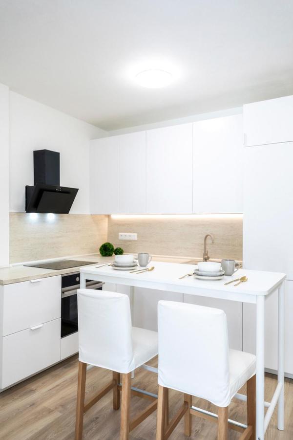 Alure Residences 2 & 24H Self Check-In, Parking In The Garage In The Apartment Building Included, New Building, Terrace, Green Location With A Forest Park With A Lake, Children'S Playground Banska Bystrica Bagian luar foto