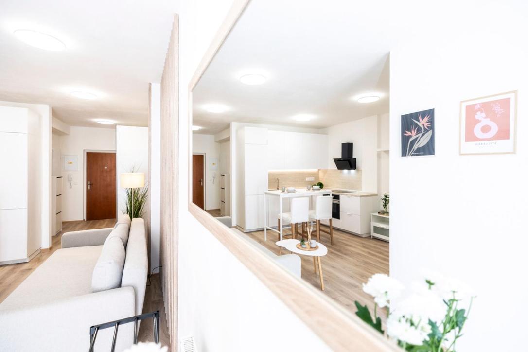 Alure Residences 2 & 24H Self Check-In, Parking In The Garage In The Apartment Building Included, New Building, Terrace, Green Location With A Forest Park With A Lake, Children'S Playground Banska Bystrica Bagian luar foto