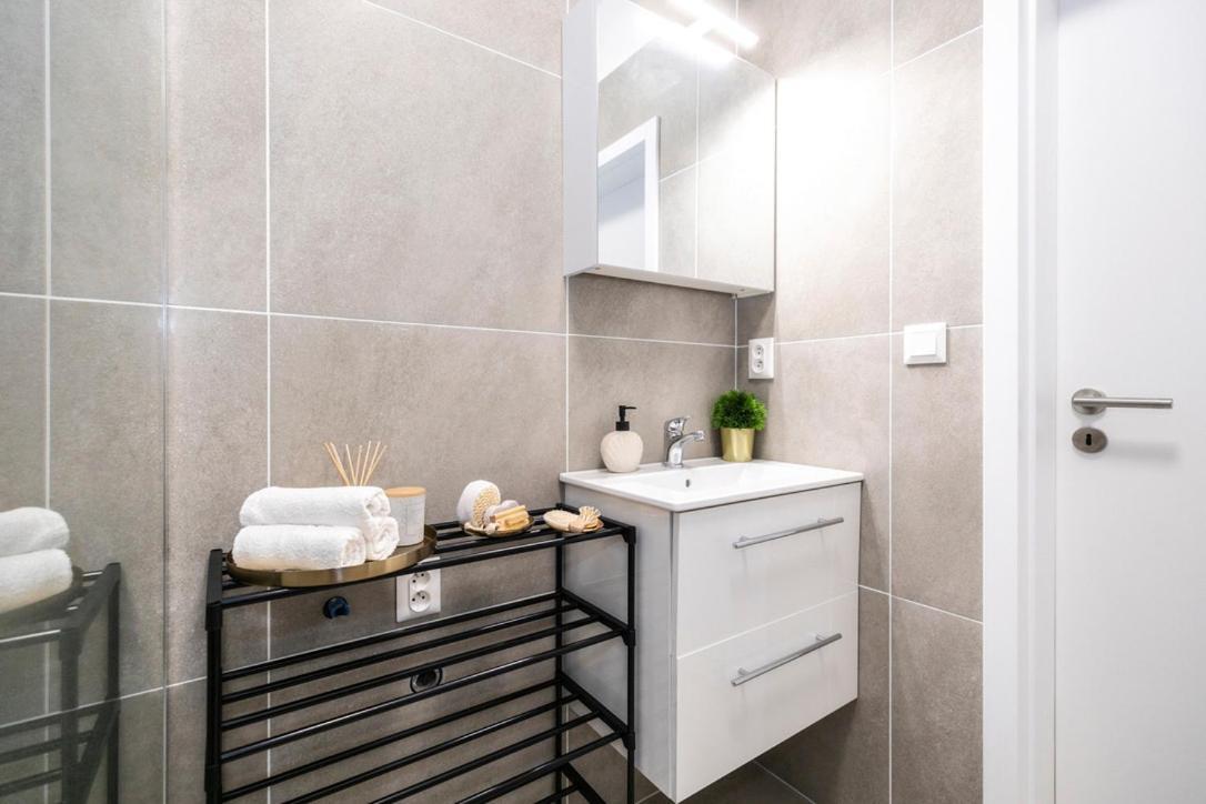 Alure Residences 2 & 24H Self Check-In, Parking In The Garage In The Apartment Building Included, New Building, Terrace, Green Location With A Forest Park With A Lake, Children'S Playground Banska Bystrica Bagian luar foto